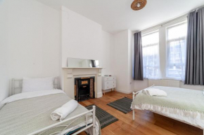 Sleek & Modern 2 BD in London - Sleeps 7 - Parking